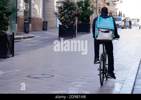 Bordeaux , Aquitanien / Frankreich - 11 01 2020 : Deliveroo Frachtkasten Mann auf dem Fahrrad Lieferung Restaurant Essen zum Mitnehmen an den Hauskunden Stockfoto