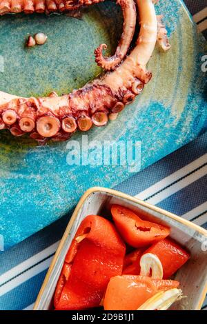 Meeresfrüchte, gegrilltes Fleisch, Meze, Kräuter, Fisch, Raki, Ouzo, Vorspeisen und Salate im griechischen oder türkischen Fischrestaurant auf dem Tisch zum Abendessen oder Mittagessen Stockfoto