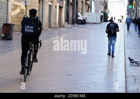 Bordeaux , Aquitaine / Frankreich - 11 01 2020 : Ubereiats Liefermann auf Radtour auf Handelsstraße in Bordeaux Frankreich Stockfoto