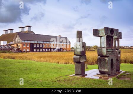 The Family of man ist eine unvollendete Skulptur von Barbara Hepworth, die Anfang der 70er Jahre in Snape Matings in Suffolk, England, entstand. Stockfoto