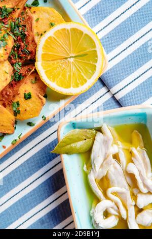 Meeresfrüchte, gegrilltes Fleisch, Meze, Kräuter, Fisch, Raki, Ouzo, Vorspeisen und Salate im griechischen oder türkischen Fischrestaurant auf dem Tisch zum Abendessen oder Mittagessen Stockfoto