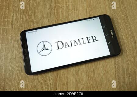 KONSKIE, POLEN - 11. Juni 2019: Firmenlogo der Daimler AG auf dem Mobiltelefon Stockfoto