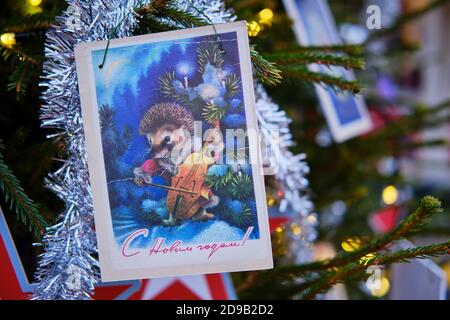 Neujahrspostkarte mit Igel ein Musiker und ein Weihnachtsbaum - Moskau, Russland, 24. Dezember 2019 Stockfoto