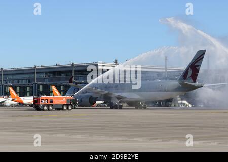 11/04/2020, Schönefeld, Deutschland,Qatar Airways Flugzeug. Inbetriebnahme der Südbahn am Flughafen Berlin Brandenburg (BER) 'Willy Brandt' am 4. November 2020. Stockfoto