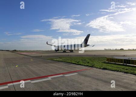 11/04/2020, Schönefeld, Deutschland,Qatar Airways Flugzeug. Inbetriebnahme der Südbahn am Flughafen Berlin Brandenburg (BER) 'Willy Brandt' am 4. November 2020. Stockfoto