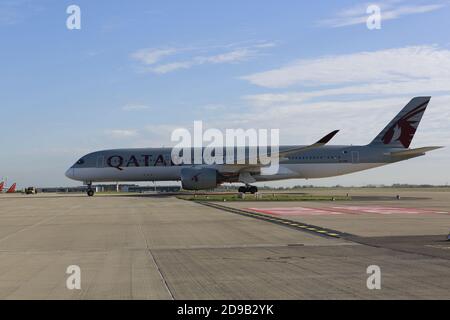 11/04/2020, Schönefeld, Deutschland,Qatar Airways Flugzeug. Inbetriebnahme der Südbahn am Flughafen Berlin Brandenburg (BER) 'Willy Brandt' am 4. November 2020. Stockfoto