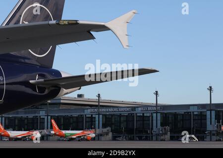 11/04/2020, Schönefeld, Deutschland, Schriftzug 'Flughafen Berlin Brandenburg' Inbetriebnahme der Südbahn am Flughafen Berlin Brandenburg (BER) 'Willy Brandt' am 4. November 2020. Stockfoto