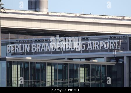 11/04/2020, Schönefeld, Deutschland, Schriftzug 'Flughafen Berlin Brandenburg' Inbetriebnahme der Südbahn am Flughafen Berlin Brandenburg (BER) 'Willy Brandt' am 4. November 2020. Stockfoto