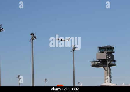 11/04/2020, Schönefeld, Deutschland, Inbetriebnahme der Südbahn am Flughafen Berlin Brandenburg (BER) 'Willy Brandt' am 4. November 2020. Stockfoto