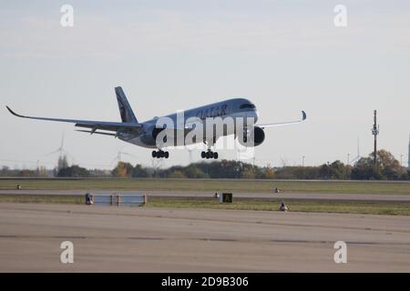 11/04/2020, Schönefeld, Deutschland,Qatar Airways Flugzeug. Inbetriebnahme der Südbahn am Flughafen Berlin Brandenburg (BER) 'Willy Brandt' am 4. November 2020. Stockfoto