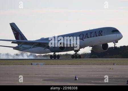 11/04/2020, Schönefeld, Deutschland,Qatar Airways Flugzeug. Inbetriebnahme der Südbahn am Flughafen Berlin Brandenburg (BER) 'Willy Brandt' am 4. November 2020. Stockfoto