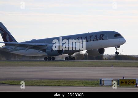 11/04/2020, Schönefeld, Deutschland,Qatar Airways Flugzeug. Inbetriebnahme der Südbahn am Flughafen Berlin Brandenburg (BER) 'Willy Brandt' am 4. November 2020. Stockfoto