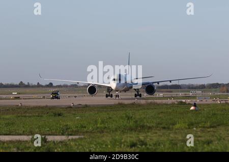 11/04/2020, Schönefeld, Deutschland,Qatar Airways Flugzeug. Inbetriebnahme der Südbahn am Flughafen Berlin Brandenburg (BER) 'Willy Brandt' am 4. November 2020. Stockfoto