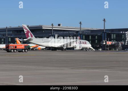 11/04/2020, Schönefeld, Deutschland,Qatar Airways Flugzeug. Inbetriebnahme der Südbahn am Flughafen Berlin Brandenburg (BER) 'Willy Brandt' am 4. November 2020. Stockfoto