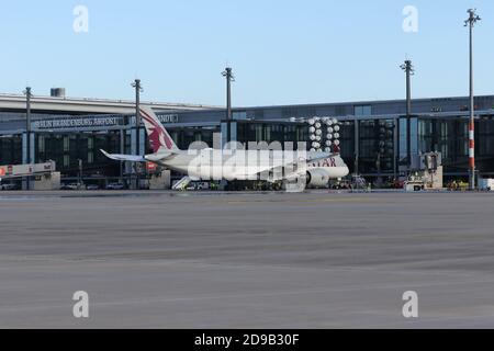 11/04/2020, Schönefeld, Deutschland,Qatar Airways Flugzeug. Inbetriebnahme der Südbahn am Flughafen Berlin Brandenburg (BER) 'Willy Brandt' am 4. November 2020. Stockfoto