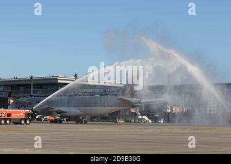 11/04/2020, Schönefeld, Deutschland,Qatar Airways Flugzeug. Inbetriebnahme der Südbahn am Flughafen Berlin Brandenburg (BER) 'Willy Brandt' am 4. November 2020. Stockfoto