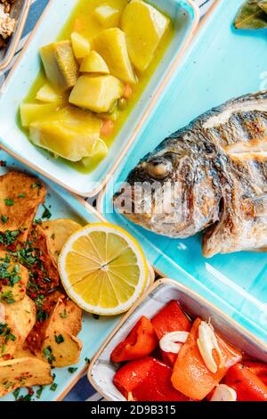 Meeresfrüchte, gegrilltes Fleisch, Meze, Kräuter, Fisch, Raki, Ouzo, Vorspeisen und Salate im griechischen oder türkischen Fischrestaurant auf dem Tisch zum Abendessen oder Mittagessen Stockfoto