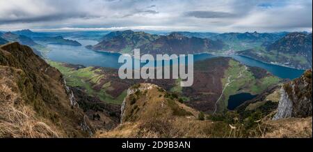 Panoramablick auf den Vierwaldstättersee von Niederbauen über Bürgenstock, Luzern, Gersau, Rigi, Brunnen, Schwyz und Urnersee Stockfoto