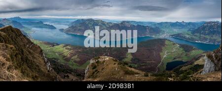 Blick von Niederbauen auf Bürgenstock, Luzern, Gersau, Rigi, Brunnen, Schwyz und Urnersee Stockfoto