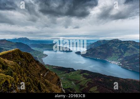 Blick von Niederbauen auf Bürgenstock, Luzern und Gersau am Vierwaldstättersee Stockfoto