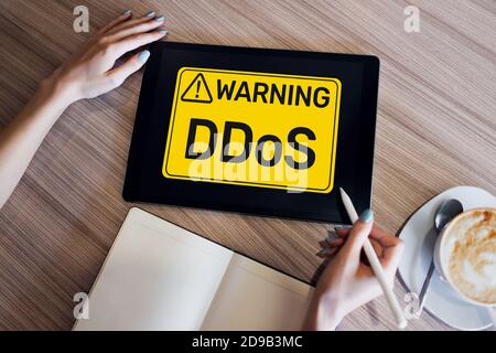 DDoS Attack Detection Message. Viren und Hacking. Cyber Security und internet Konzept Stockfoto