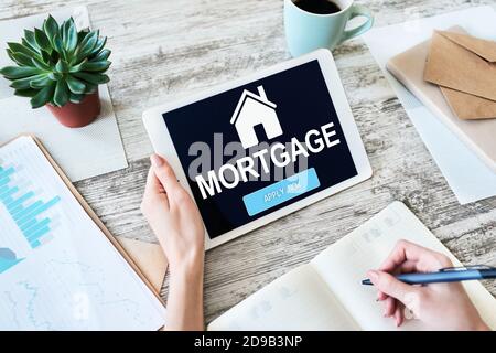 Hypothek Online-Antragsformular auf dem Bildschirm des Geräts. Geschäfts- und Finanzkonzept Stockfoto