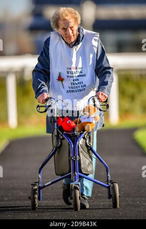 Die 104-jährige Ruth Saunders geht das Finale von zwei Runden auf der Rennbahn Newbury in Berkshire und geht ins Ziel, um Geld für Thames Valley Air Ambulance zu sammeln. Ruth machte sich ursprünglich auf den Weg, 104 Runden ihres Blocks zu laufen, um ihrem Alter, einer Strecke von etwa 21 Meilen, zu entsprechen, entschied sich aber, ihr Ziel auf einen vollen Marathon (26.2 Meilen) auszudehnen, nachdem sie von ihrer Familie ermutigt wurde. Stockfoto