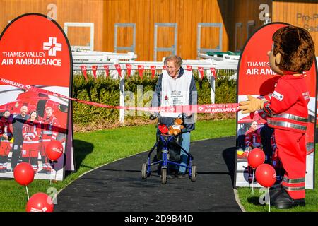 Die 104-jährige Ruth Saunders nähert sich ihrer Ziellinie auf der Rennbahn Newbury in Berkshire, um Geld für Thames Valley Air Ambulance zu sammeln. Ruth machte sich ursprünglich auf den Weg, 104 Runden ihres Blocks zu laufen, um ihrem Alter, einer Strecke von etwa 21 Meilen, zu entsprechen, entschied sich aber, ihr Ziel auf einen vollen Marathon (26.2 Meilen) auszudehnen, nachdem sie von ihrer Familie ermutigt wurde. Stockfoto