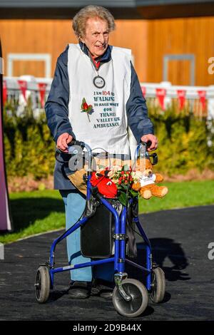 Die 104-jährige Ruth Saunders überquert ihre Ziellinie auf der Newbury Racecourse in Berkshire, um Geld für Thames Valley Air Ambulance zu sammeln. Ruth machte sich ursprünglich auf den Weg, 104 Runden ihres Blocks zu laufen, um ihrem Alter, einer Strecke von etwa 21 Meilen, zu entsprechen, entschied sich aber, ihr Ziel auf einen vollen Marathon (26.2 Meilen) auszudehnen, nachdem sie von ihrer Familie ermutigt wurde. Stockfoto