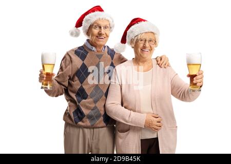 Ältere Mann und Frau mit weihnachtsmann-Hüte toasten mit Gläser Bier isoliert auf weißem Hintergrund Stockfoto