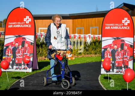 Die 104-jährige Ruth Saunders überquert ihre Ziellinie auf der Newbury Racecourse in Berkshire, um Geld für Thames Valley Air Ambulance zu sammeln. Ruth machte sich ursprünglich auf den Weg, 104 Runden ihres Blocks zu laufen, um ihrem Alter, einer Strecke von etwa 21 Meilen, zu entsprechen, entschied sich aber, ihr Ziel auf einen vollen Marathon (26.2 Meilen) auszudehnen, nachdem sie von ihrer Familie ermutigt wurde. Stockfoto