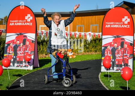 Die 104-jährige Ruth Saunders feiert, als sie ihre Ziellinie auf der Rennbahn Newbury in Berkshire überquert, um Geld für Thames Valley Air Ambulance zu sammeln. Ruth machte sich ursprünglich auf den Weg, 104 Runden ihres Blocks zu laufen, um ihrem Alter, einer Strecke von etwa 21 Meilen, zu entsprechen, entschied sich aber, ihr Ziel auf einen vollen Marathon (26.2 Meilen) auszudehnen, nachdem sie von ihrer Familie ermutigt wurde. Stockfoto