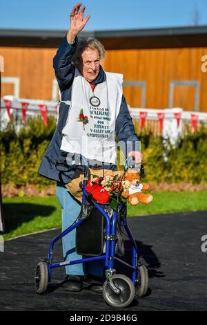 Die 104-jährige Ruth Saunders feiert, als sie ihre Ziellinie auf der Rennbahn Newbury in Berkshire überquert, um Geld für Thames Valley Air Ambulance zu sammeln. Ruth machte sich ursprünglich auf den Weg, 104 Runden ihres Blocks zu laufen, um ihrem Alter, einer Strecke von etwa 21 Meilen, zu entsprechen, entschied sich aber, ihr Ziel auf einen vollen Marathon (26.2 Meilen) auszudehnen, nachdem sie von ihrer Familie ermutigt wurde. Stockfoto