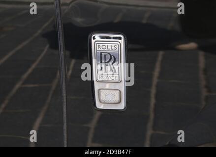 Krakau. Krakau. Polen. Rolls-Royce Wraith Luxusauto im Zentrum der Altstadt geparkt. RR-Logo auf der Seite des Fahrzeugs. Stockfoto