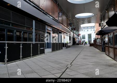 Cheltenham, Großbritannien. 4. November 2020.Fast menschenleer Brewery Quarter, in Cheltenham, der Gegend mit vielen Restaurants und einem geschlossenen Cineworld Kino, 48 Stunden vor der 2. UK-Sperre beginnt am 5. November. Kredit: Thousand Word Media Ltd/Alamy Live Nachrichten Stockfoto