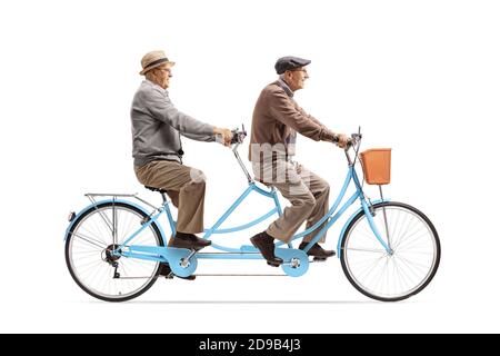Profilaufnahme von älteren männlichen Freunden, die ein blaues Tandem reiten Fahrrad isoliert auf weißem Hintergrund Stockfoto