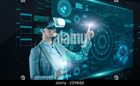 Weibliche Unternehmerin in VR-Headset drücken Taste auf virtuelle GUI-Panel. Big Data, Augmented Reality, Cyberspace-Collage Stockfoto