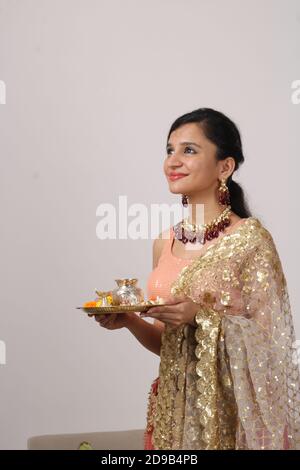 Schöne indische Mädchen hält pooja thali. Stockfoto