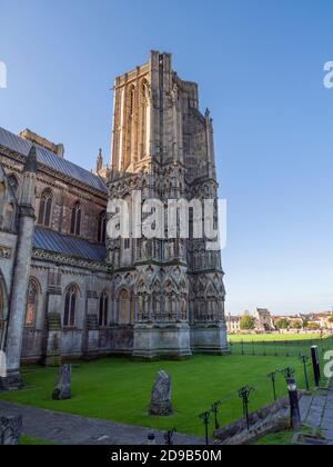 Der nordwestliche Turm der Wells Cathedral in der Stadt Wells, Somerset, England. Stockfoto