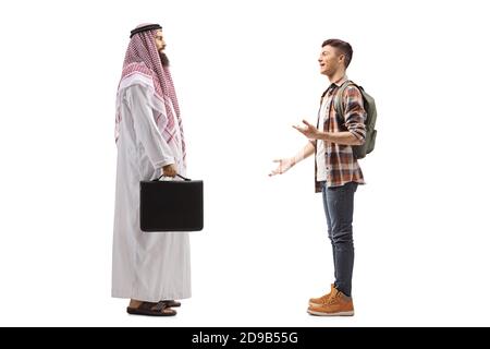 In voller Länge Profilaufnahme des männlichen Studenten im Gespräch mit einem arabischer Geschäftsmann in einem Thobe isoliert auf weißem Hintergrund Stockfoto