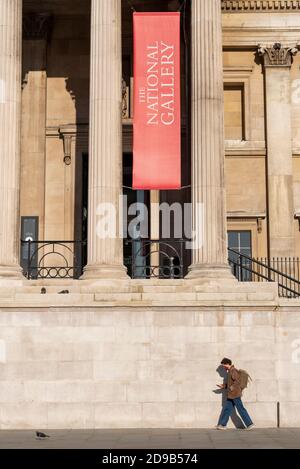 Westminster, London, Großbritannien. November 2020. London hat einen hellen, aber kühlen Tag genossen, an dem die Menschen die Gelegenheit nutzen, es vor der COVID-19-Sperre zu besuchen. Vorbei an der Nationalgalerie, geschlossen. Taube auch zu Fuß vorbei Stockfoto