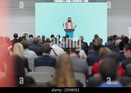 Arabischer Mann, der eine Rede auf einem Sockel vor sich hält Eines Publikums Stockfoto