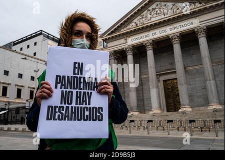 Madrid, Spanien. November 2020. Eine Frau hält ein Plakat mit der Aufschrift "Keine Räumungen während einer Pandemie" während eines Protestes vor dem spanischen Parlament, um die Beendigung der Räumungen während des Coronavirus-Ausbruchs (COVID-19) zu fordern. Quelle: Marcos del Mazo/Alamy Live News Stockfoto