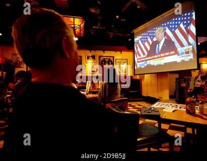 Taipeh, Taiwan. November 2020. Eine Gruppe von Amerikanern, die in Taiwan leben, treffen sich in einer Bar, sehen sich Streaming-Videos für die Live-Ergebnisse der Wahl und die Rede von Donald Trump im Fernsehen an, bevor die endgültigen Ergebnisse veröffentlicht werden, in Taipei City, Taiwan, am 4. November 2020. (Ceng Shou Yi/ Credit: SIPA USA/Alamy Live News Stockfoto