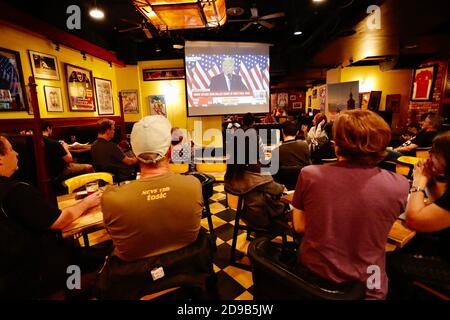 Taipeh, Taiwan. November 2020. Eine Gruppe von Amerikanern, die in Taiwan leben, treffen sich in einer Bar, sehen sich Streaming-Videos für die Live-Ergebnisse der Wahl und die Rede von Donald Trump im Fernsehen an, bevor die endgültigen Ergebnisse veröffentlicht werden, in Taipei City, Taiwan, am 4. November 2020. (Ceng Shou Yi/ Credit: SIPA USA/Alamy Live News Stockfoto