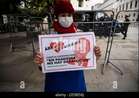 Madrid, Spanien. November 2020. Eine Frau hält ein Plakat mit der Aufschrift "Keine Räumungen während einer Pandemie" während eines Protestes vor dem spanischen Parlament, um die Beendigung der Räumungen während des Coronavirus-Ausbruchs (COVID-19) zu fordern. Quelle: Marcos del Mazo/Alamy Live News Stockfoto