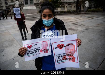 Madrid, Spanien. November 2020. Eine Frau hält ein Plakat mit der Aufschrift "Keine Räumungen während einer Pandemie" während eines Protestes vor dem spanischen Parlament, um die Beendigung der Räumungen während des Coronavirus-Ausbruchs (COVID-19) zu fordern. Quelle: Marcos del Mazo/Alamy Live News Stockfoto