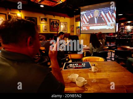 Taipeh, Taiwan. November 2020. Eine Gruppe von Amerikanern, die in Taiwan leben, treffen sich in einer Bar, sehen sich Streaming-Videos für die Live-Ergebnisse der Wahl und die Rede von Donald Trump im Fernsehen an, bevor die endgültigen Ergebnisse veröffentlicht werden, in Taipei City, Taiwan, am 4. November 2020. (Ceng Shou Yi/ Credit: SIPA USA/Alamy Live News Stockfoto