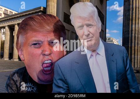 Berlin, Berlin, Deutschland. November 2020. Zwei Pappfiguren von Donald Trump, 45. Und amtierender Präsident der Vereinigten Staaten, sind neben dem Brandenburger Tor in Zentral-Berlin bei einer Kundgebung unter dem Motto "Count the Votes! Kundgebung für faire Wahlen in den USA' organisiert von den Demokraten im Ausland, der offiziellen Organisation der Demokratischen Partei für US-Bürger, die dauerhaft oder vorübergehend außerhalb der Vereinigten Staaten leben, während der bevorstehenden endgültigen Stimmenauszählung für die US-Präsidentschaftswahlen 2020. Stockfoto