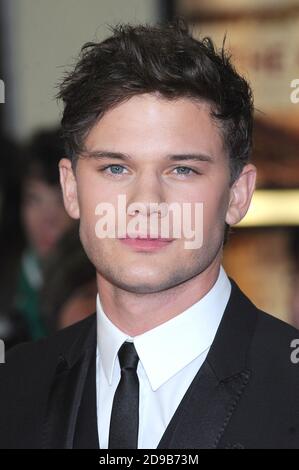 Jeremy Irvine besucht die Premiere von Railway man UK im Londoner Odeon West End. 4. Dezember 2013 © Paul Treadway Stockfoto